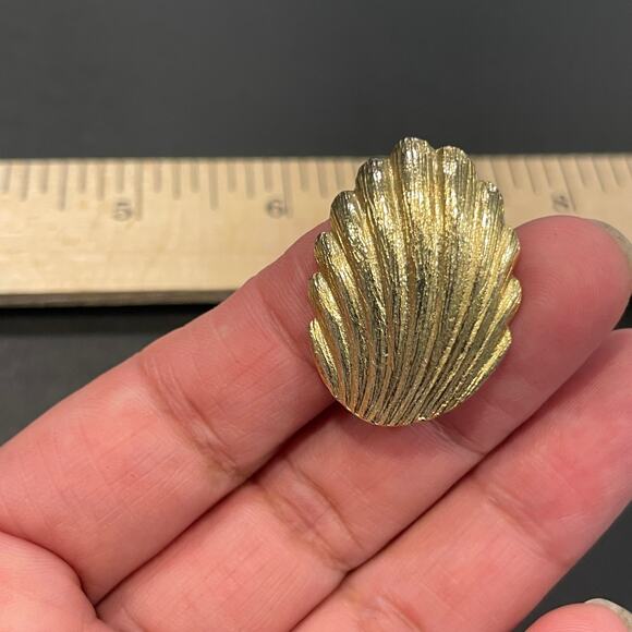 Vintage MCM gold tone Clam shell sea shell cockle french hook pin brooch texture - Picture 3 of 10